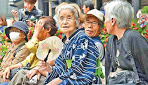japan_centenarian_holding_fan